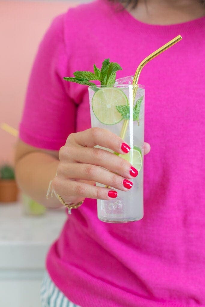 hand holding a mojito