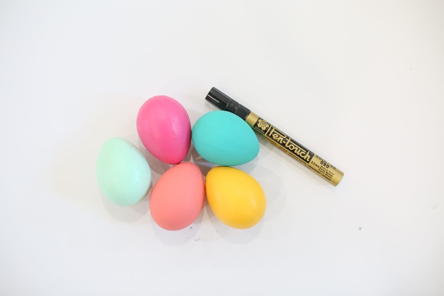 How to make modern gold painted Easter eggs