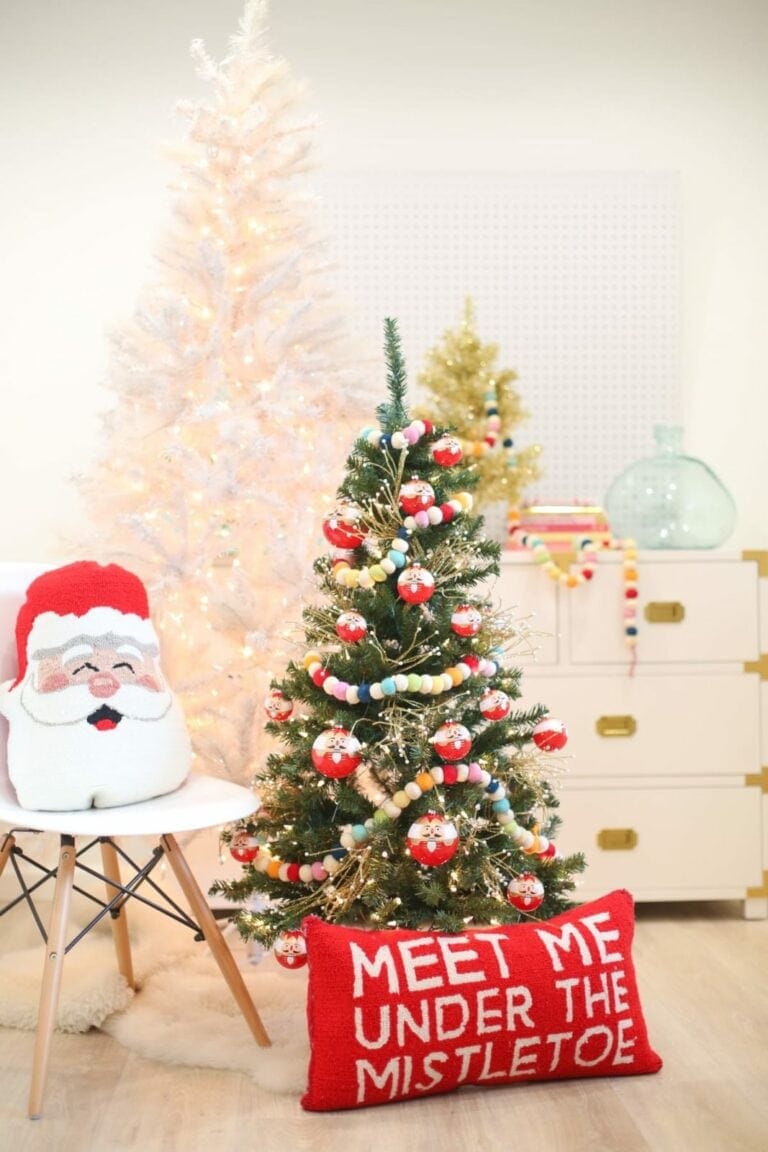 Christmas decoration idea: a mini tree in the kids' room