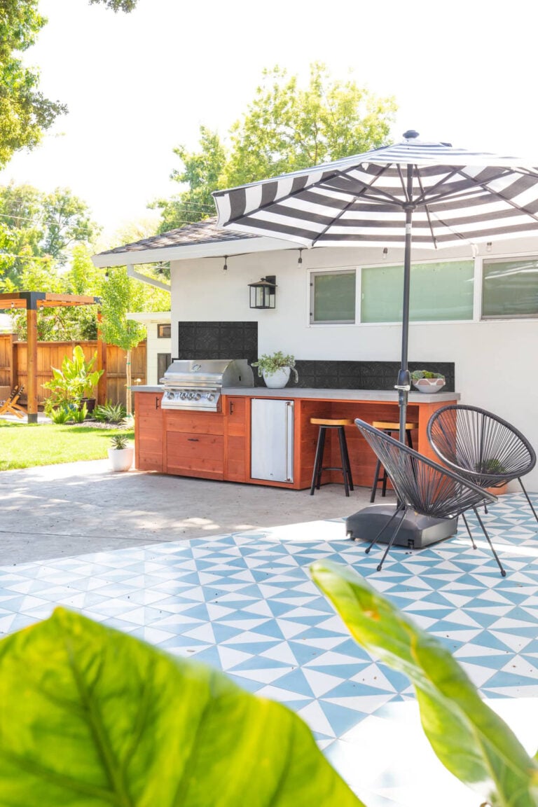 Adding an outdoor kitchen backsplash not only protects your outdoor kitchen area but creates visual interest and aesthetic appeal. Read on to learn more about what to look for in a backsplash and help us choose ours!