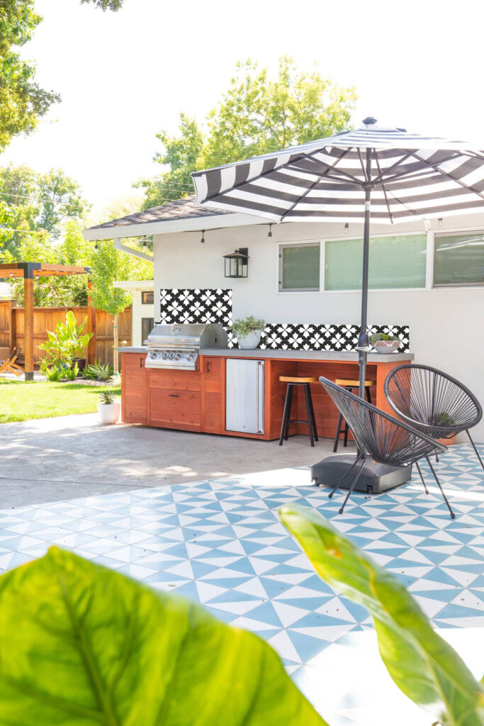 Adding an outdoor kitchen backsplash not only protects your outdoor kitchen area but creates visual interest and aesthetic appeal. Read on to learn more about what to look for in a backsplash and help us choose ours!