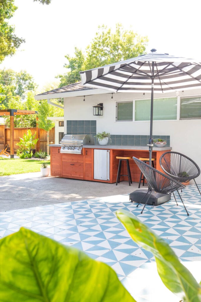 Adding an outdoor kitchen backsplash not only protects your outdoor kitchen area but creates visual interest and aesthetic appeal. Read on to learn more about what to look for in a backsplash and help us choose ours!