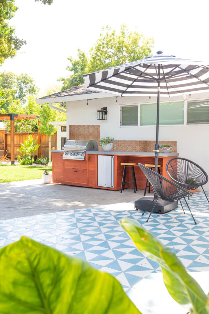 Adding an outdoor kitchen backsplash not only protects your outdoor kitchen area but creates visual interest and aesthetic appeal. Read on to learn more about what to look for in a backsplash and help us choose ours!