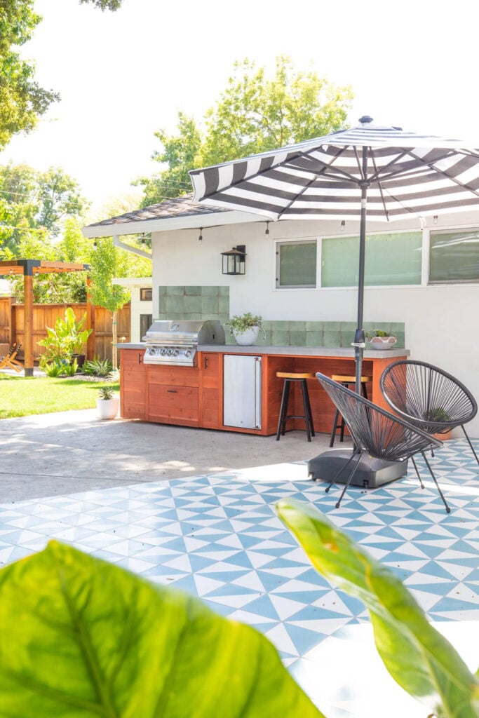 Adding an outdoor kitchen backsplash not only protects your outdoor kitchen area but creates visual interest and aesthetic appeal. Read on to learn more about what to look for in a backsplash and help us choose ours!
