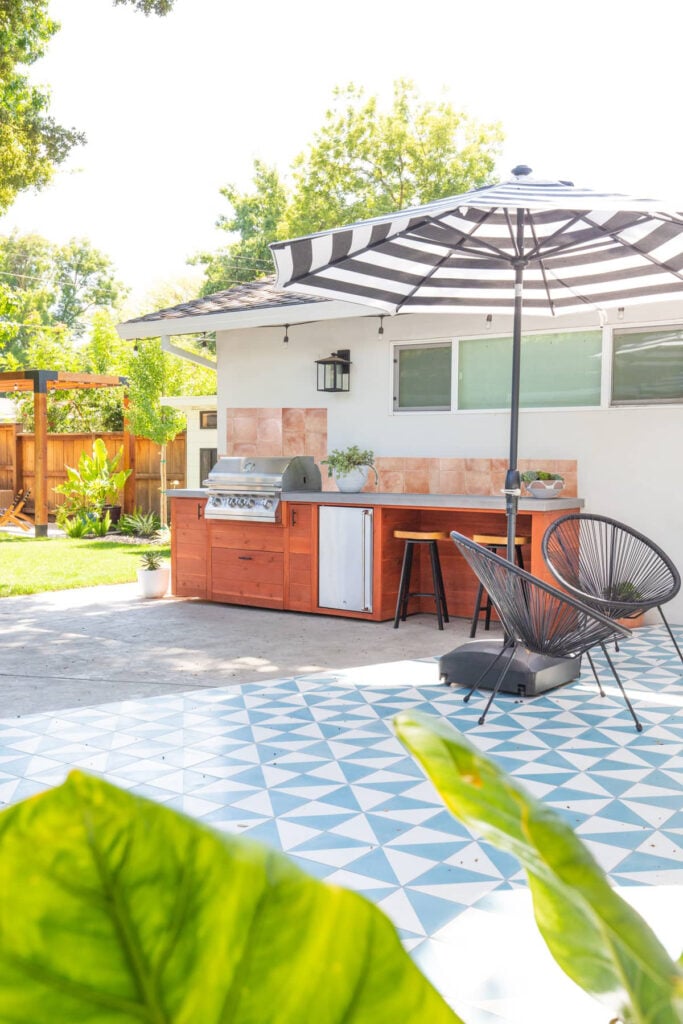 Adding an outdoor kitchen backsplash not only protects your outdoor kitchen area but creates visual interest and aesthetic appeal. Read on to learn more about what to look for in a backsplash and help us choose ours!
